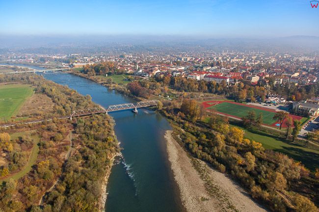 Nowy Sacz, Dunajec plynacy po zachodniej stronie miasta. EU, Pl, Malopolska. Lotnicze.